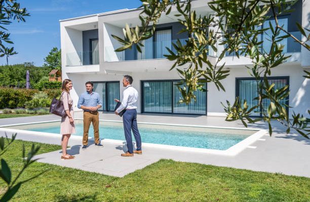 Le crowdfunding immobilier permet de financer des projets via des plateformes spécialisées. Ensuite, les investisseurs versent des montants
