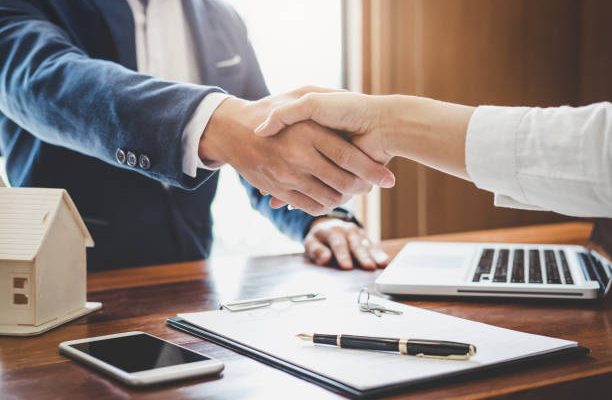 Lors d’un compromis de vente, de nombreuses questions juridiques surgissent. Parmi elles, celle du droit de rétractation revient souvent.