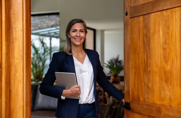 Lors d’un premier achat immobilier, l’enthousiasme peut faire oublier des étapes essentielles. Pourtant, il est crucial d’agir