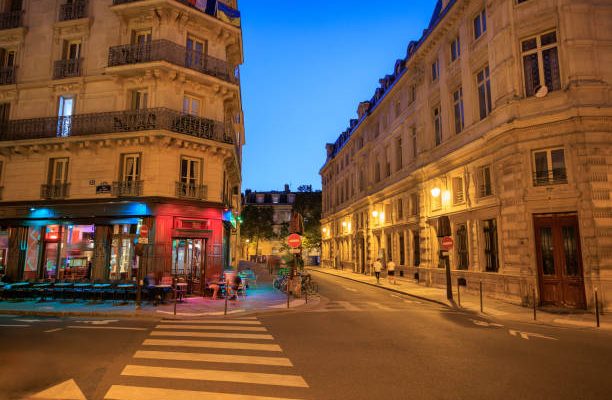 Un prêt à taux fixe signifie que le taux d’intérêt reste stable pendant toute la durée du crédit. Cela offre une sécurité au client,