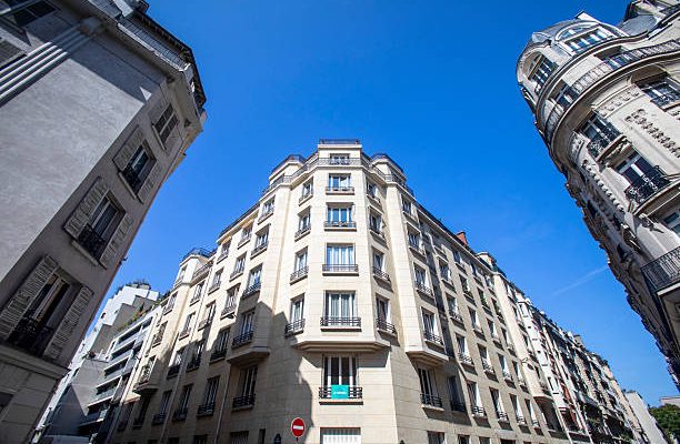 Avant tout, la simulation de prêt immobilier est essentielle. Elle permet de connaître sa capacité d’emprunt. Cela aide à mieux