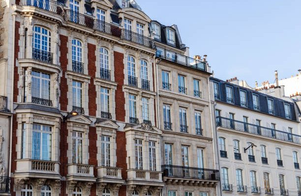 Un prêt immobilier à taux fixe est un crédit où le taux d’intérêt reste constant. Il ne change pas, peu importe la durée du prêt.