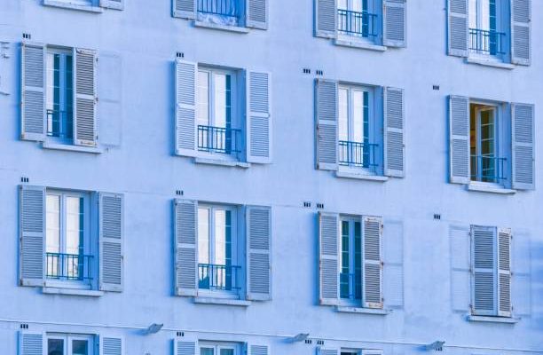 Un prêt immobilier à taux fixe garantit un taux d’intérêt constant. Cela signifie que les mensualités ne changent pas. De ce fait,
