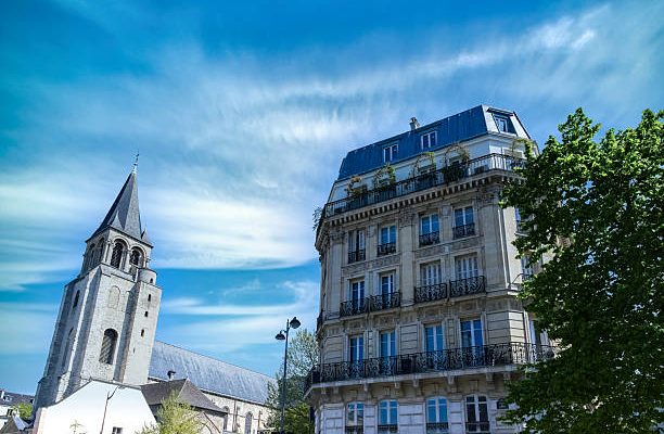 Un prêt immobilier à taux fixe offre une stabilité importante. En effet, le taux reste le même pendant toute la durée du prêt.