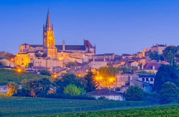 Un taux fixe reste le même pendant toute la durée du prêt. Donc, vous payez toujours la même mensualité. Un taux variable,