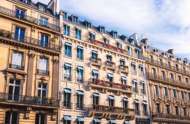Un prêt immobilier à taux fixe garantit un taux constant sur toute la durée du crédit. Ce taux ne change pas, même si les taux